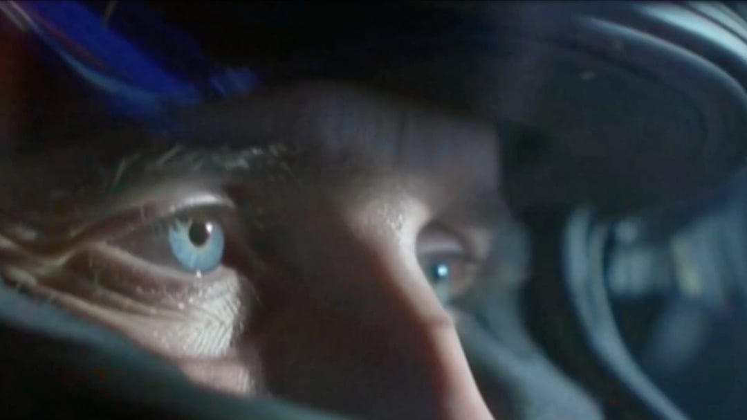 Nahaufnahme der blauen Augen einer Person, teilweise verdeckt von dunkler Kopfbedeckung. Stefan Aberer — © EASYdoesit.